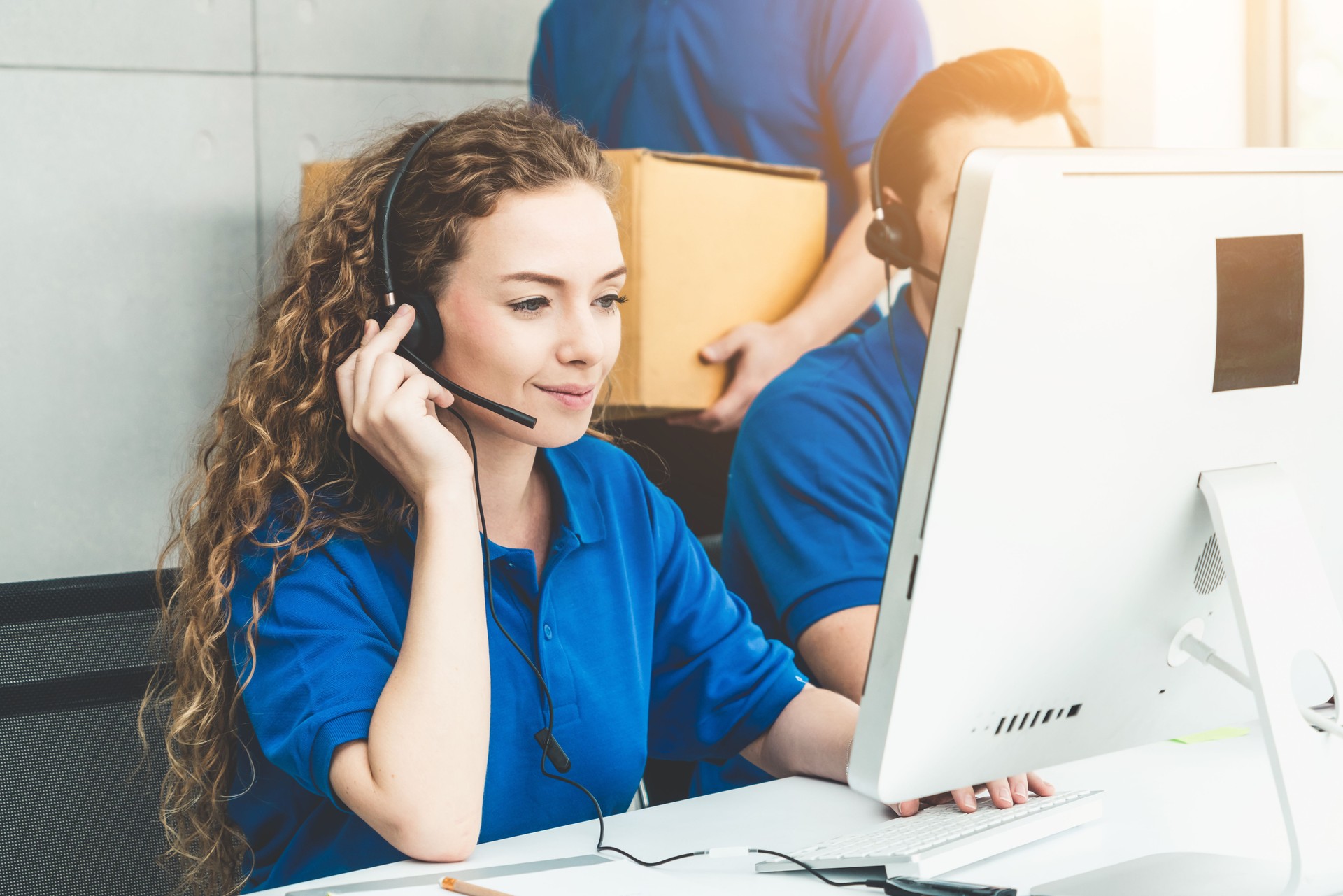 Gens d’affaires utilisant le casque travaillant dans le bureau